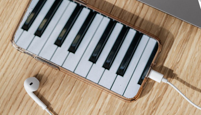 A Criança Aprende A Tocar Piano Com Um Smartphone, Aula De Música